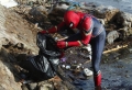 Spiderman sammelt Müll von den Stränden der indonesischen Insel Sulawesi