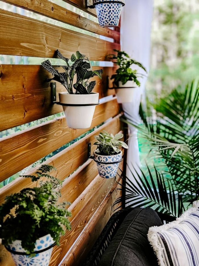 Gartendeko aus Holz, Idee für Sichtschutz aus Bretter, aufgehängte kleine Töpfe mit Blumen, Deko für Garten und Terrasse