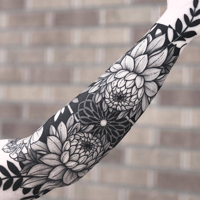 symbol für stärke, hibiskus blumen als tattoo motiv, sleeve tätowierung in schwarz und grau