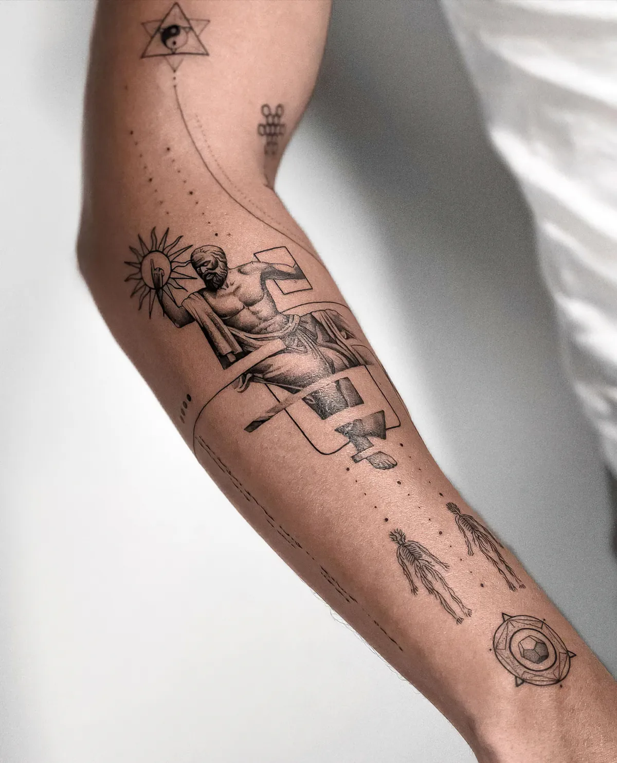 tattoo am unterarm römische mythologie