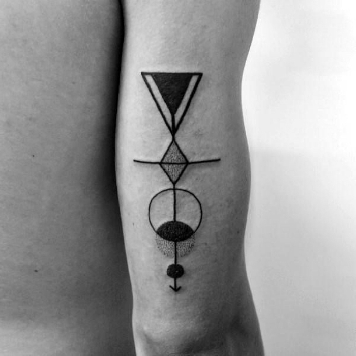 tattoo arm mann, geometrische tätowierung am oberarm, minimalistisches design