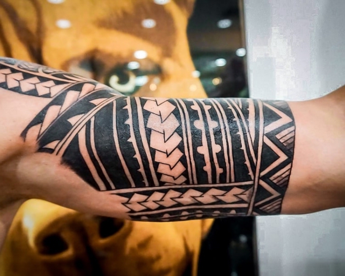 tattoo-arm-mann-polynesiche-tätowierung-samoanische-motive-geometrische-el...