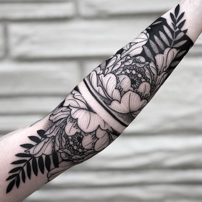 tattoo arm mann, tätowierung mit floralen motiven am unterarm, große blüten, bänder