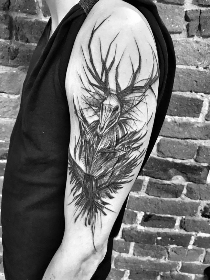 tattoo arm mann, tätowirungen in schwarz und grau, dämon am oberarm