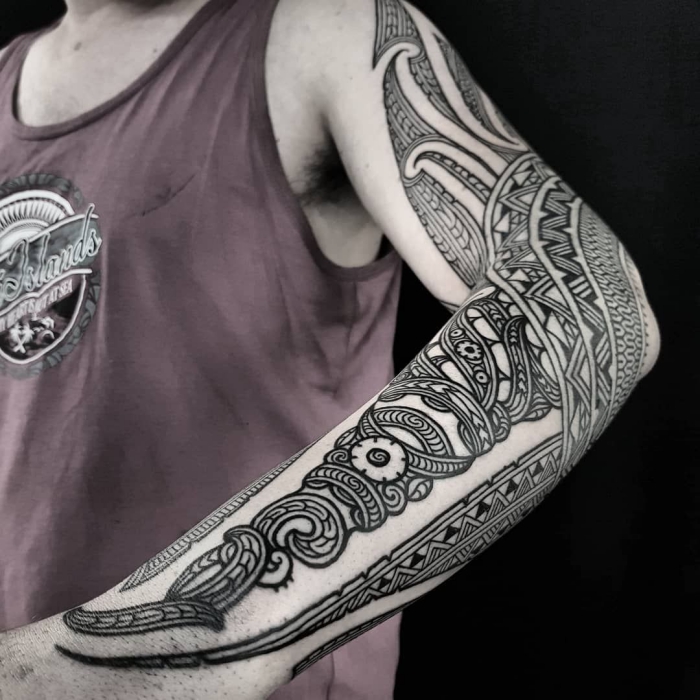 tattoo für neuen lebensabschnitt, große tätowierung am arm, blackwork design