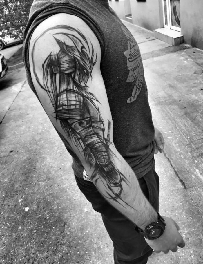 tattoo ideen männer, samurai am oberarm, schwarz graue tätowierung mit japanischem motiv