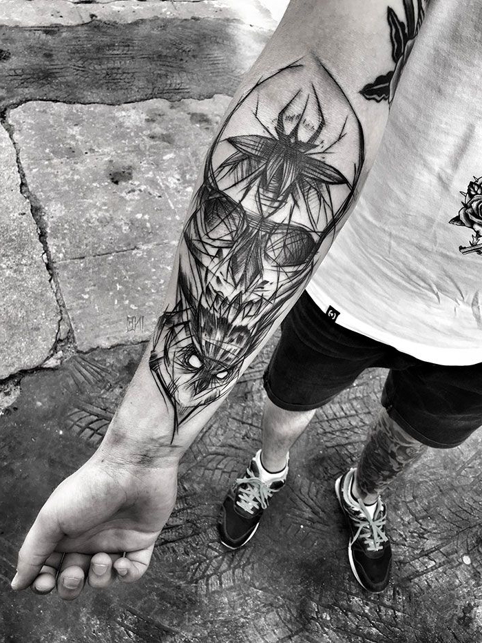 tattoo ideen männer, blackwork tätowierung am unterarm, totenkopf mit vogel und insekt