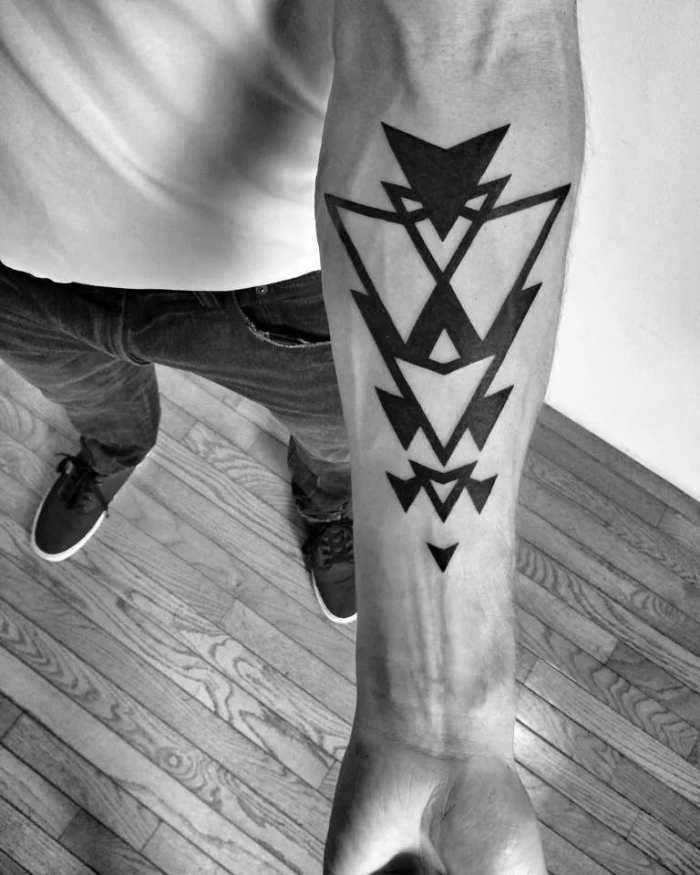 tattoo ideen männer, tätowierung mit geometrischen motiven am unterarm, blackwork