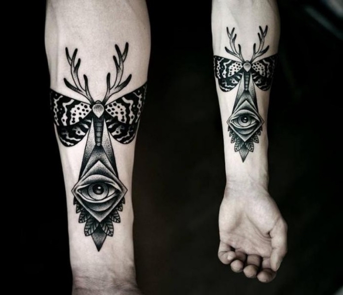 tattoo männer arm, blackwork tätowierung mit verschiedenen symbolen als motiven