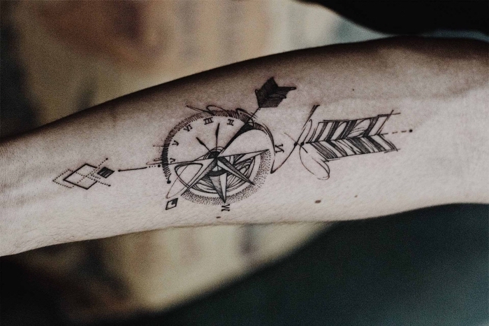 tattoo männer arm, kompass in kombination mit uhr und pfeil, die besten tattoo motiven
