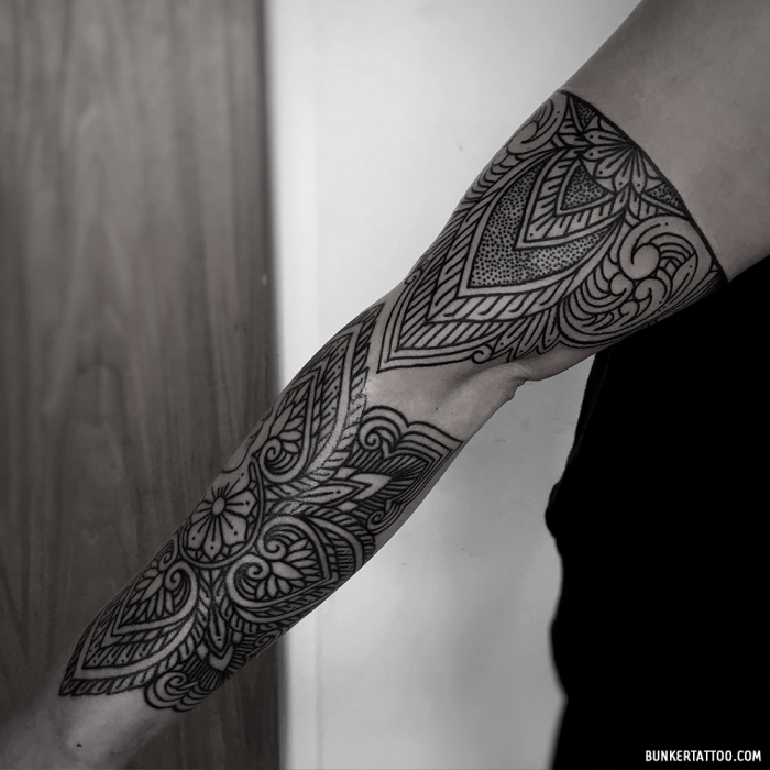 tattoo männer arm, detaillirtre tätowierung mit floralen und goemetrischen motiven, sleeve 