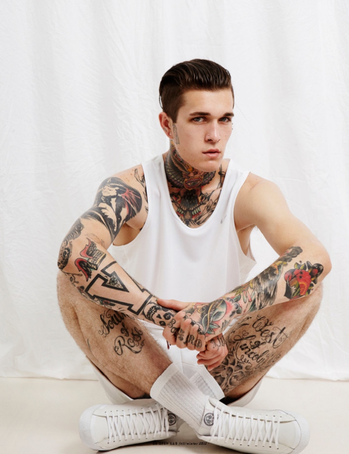 tattoo motive männer, mann mit vielen tätoiwerungen an den ärmen und an den beinen