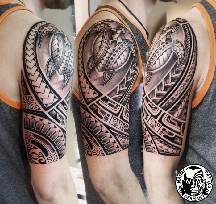 tattoo trends 2019, große tätowierung am oberarm, polynesische symbole ala motiv