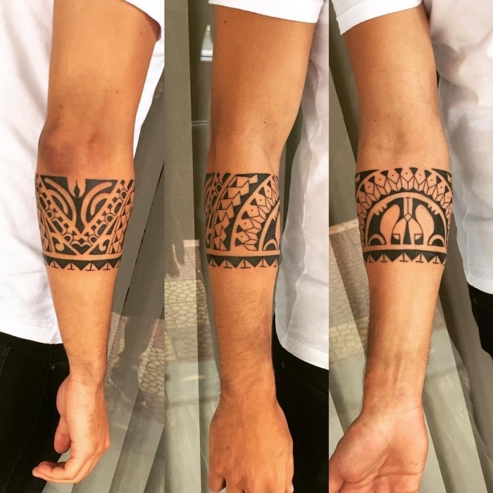 tattoo trends 2019, mann mit tätowierung am unterarm, samoanische symbole