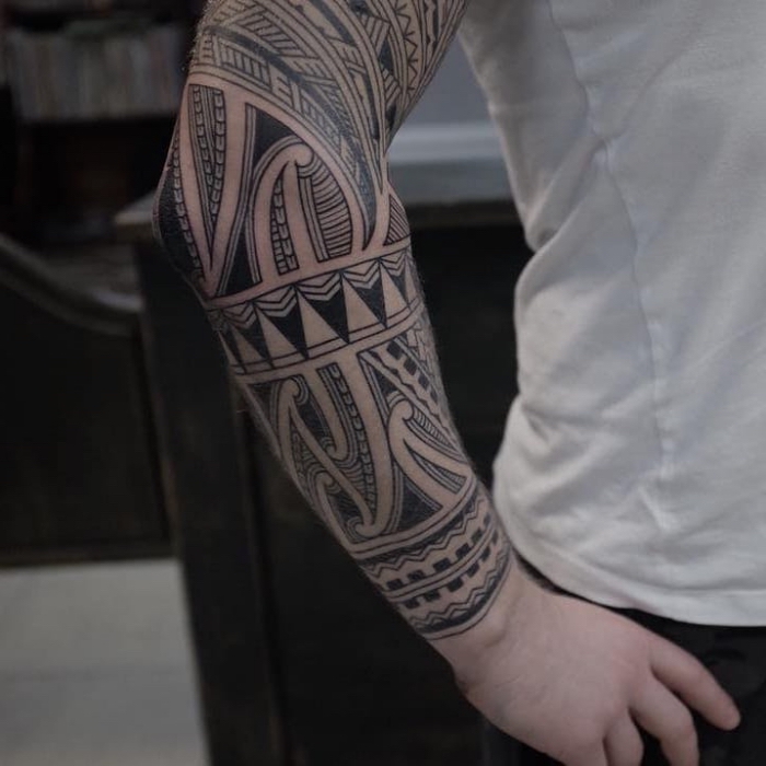 tattoo trends 2019, sleeve tattoo in schwaru und grau, maritime tätowierung, maori