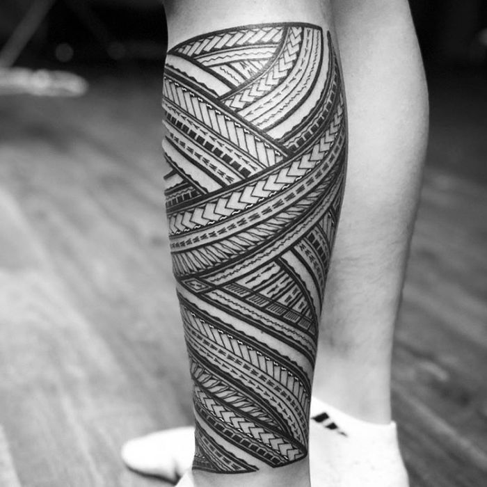 tattoo trends 2019, tribale motive mit beudetung, traditionelle tätowierung am bein