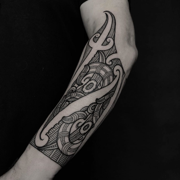 tattoo trends für männer, maritime elemente, tätowierung am unterarm, symbole mit bedeutung
