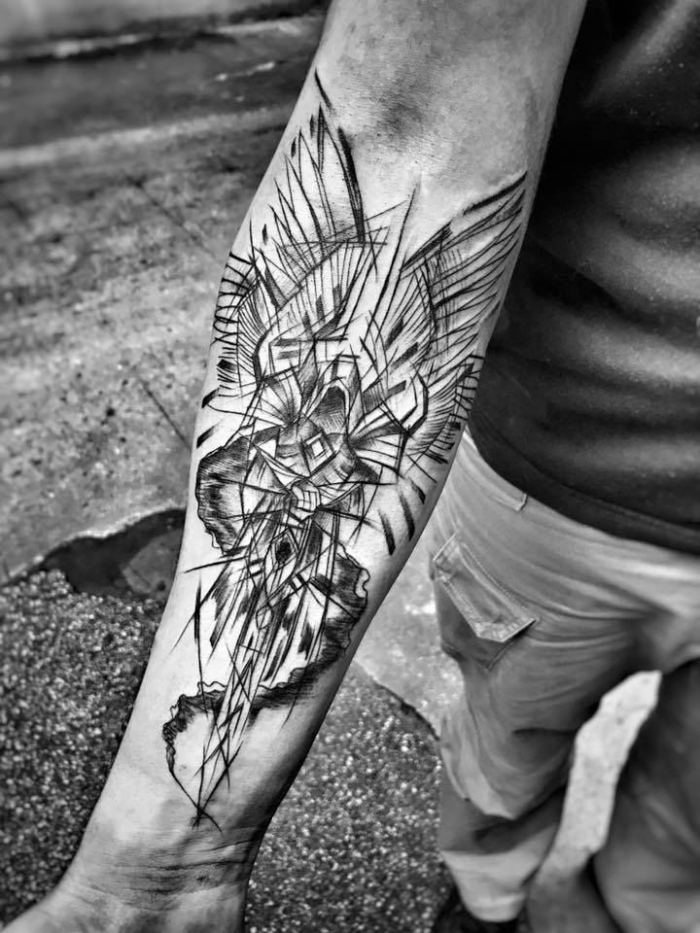 tattoo unterarm mann, blackwork tätowierung mit engel als motive, große flügel
