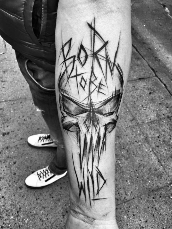 tattoo unterarm mann, schwarz graue tätowierung am arm, born to be free