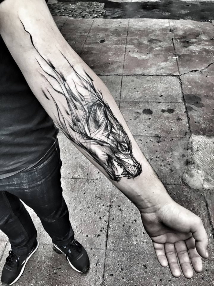 tattoo unterarm mann, wolfkopf in kombiation mit feuer, tätowierung in schwarz und grau