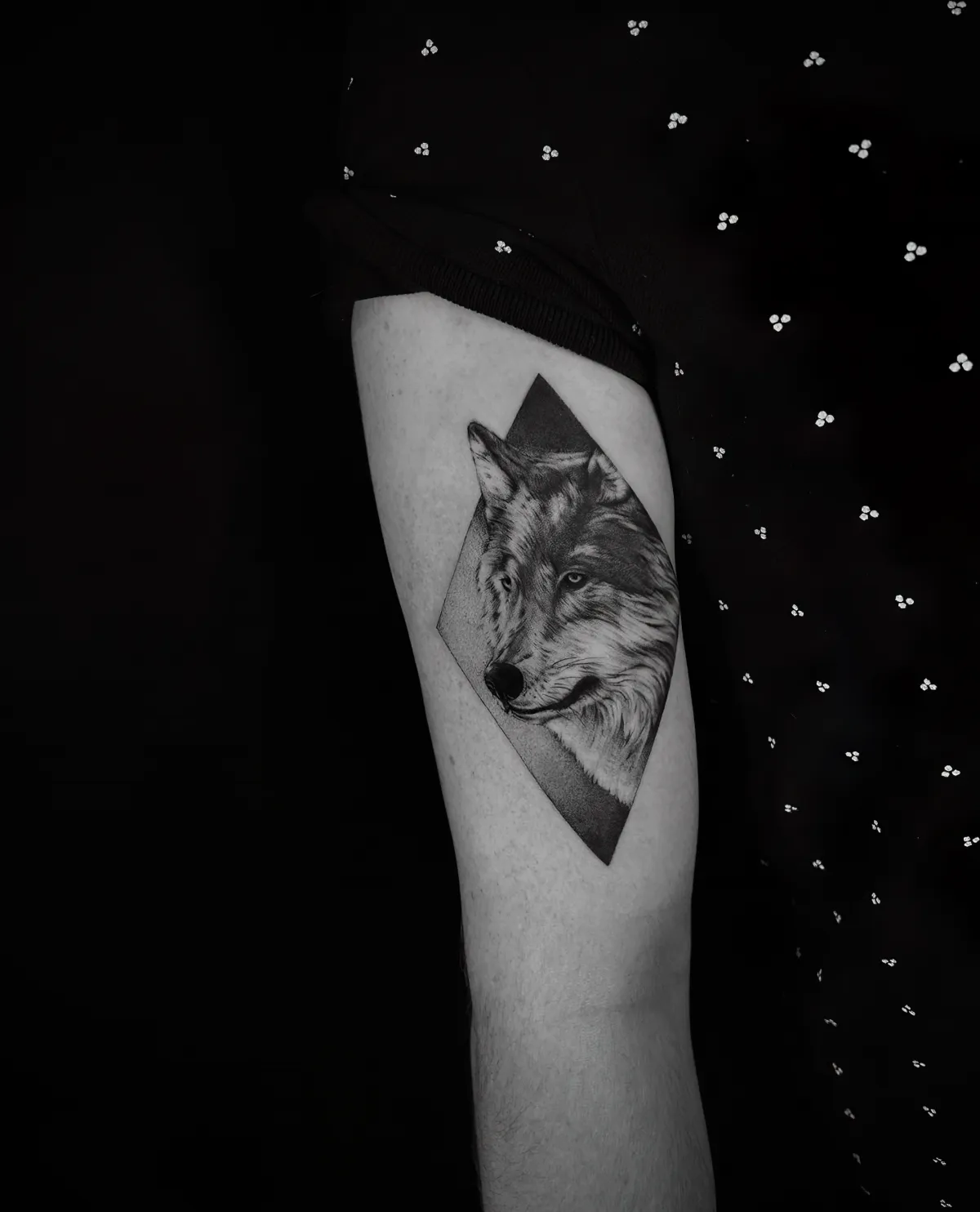 tattoos für männer beliebte motive wolf tattoo am oberarm