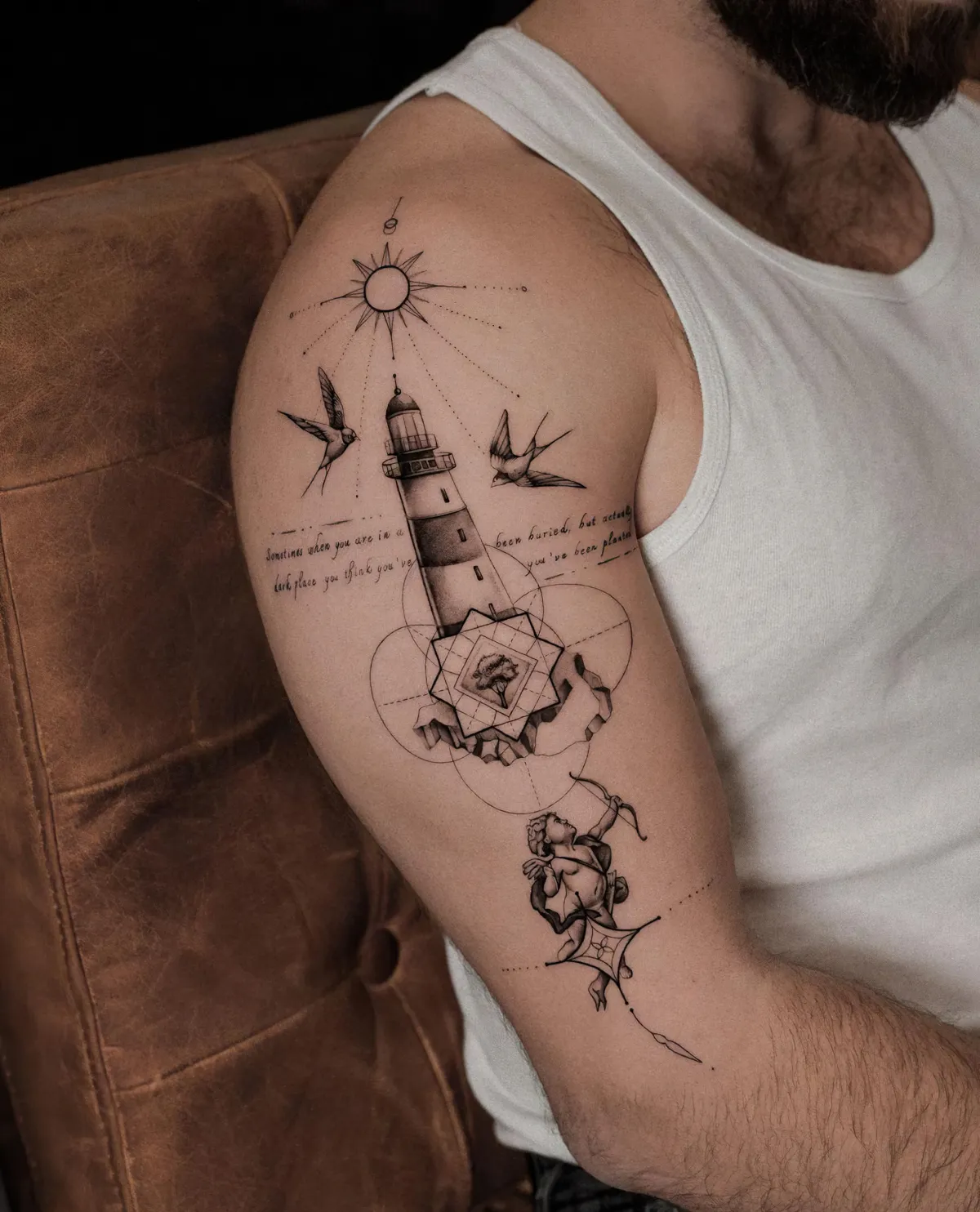tattoos für männer ideen leuchtturm tattoo am oberarm