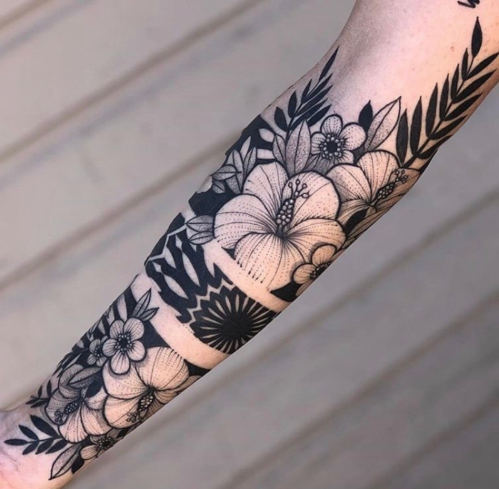 tattoos männer arm, blackwork tätowierung mit floralen motiven, kleine blüten