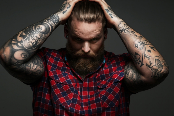 tattoos männer arm, mann mit vielen tätowierungen, kariertes hemd in rot und blau