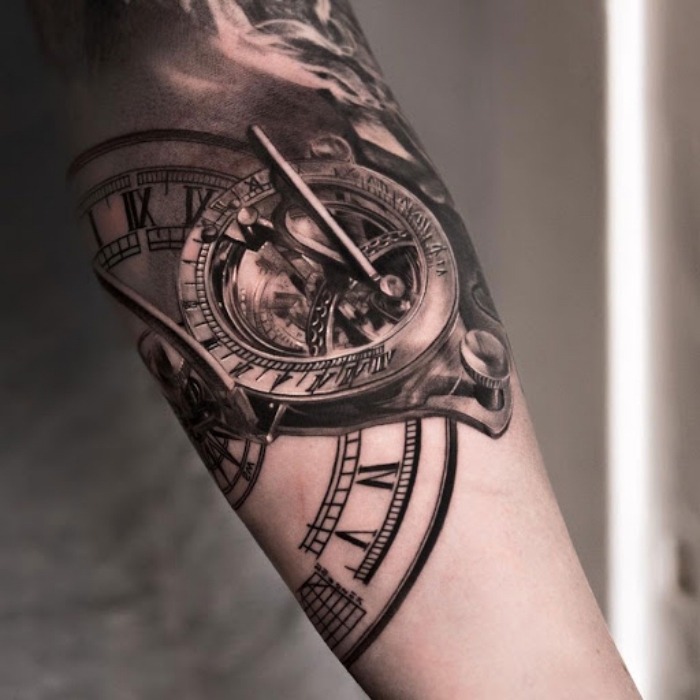 tattoos männer arm, realitische tätoweirung mit kompass und taschenuhr als motiv