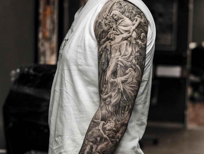 tattoos männer arm, sleeve in schwarz und grau, mann mit großer tätowierung mit religiösen motiven
