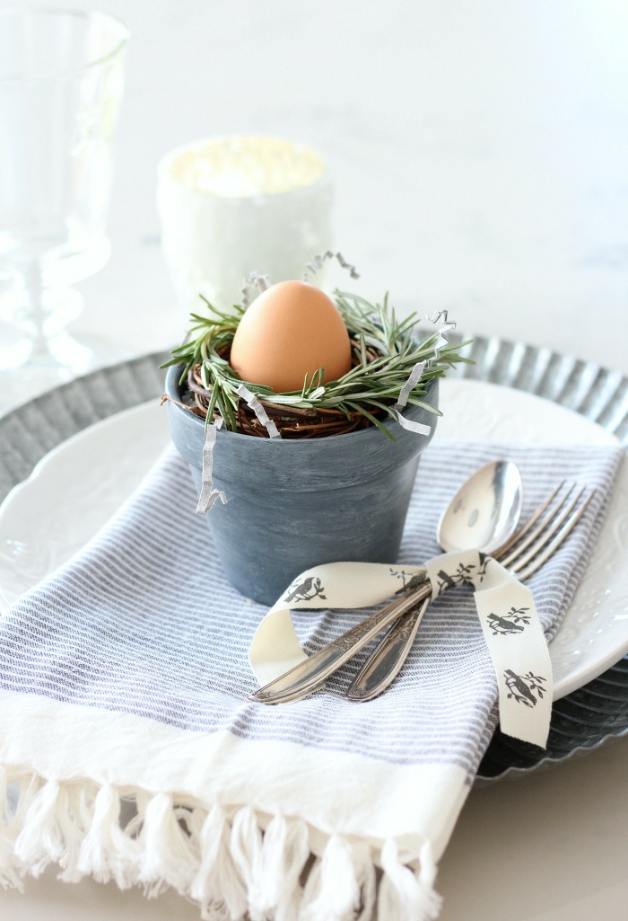 Frühlingsdeko aus Naturmaterialien selber machen für den Tisch, kleiner Kranz aus Rosmarin in einer kleinen Topf mit Ei, blauer Tuch