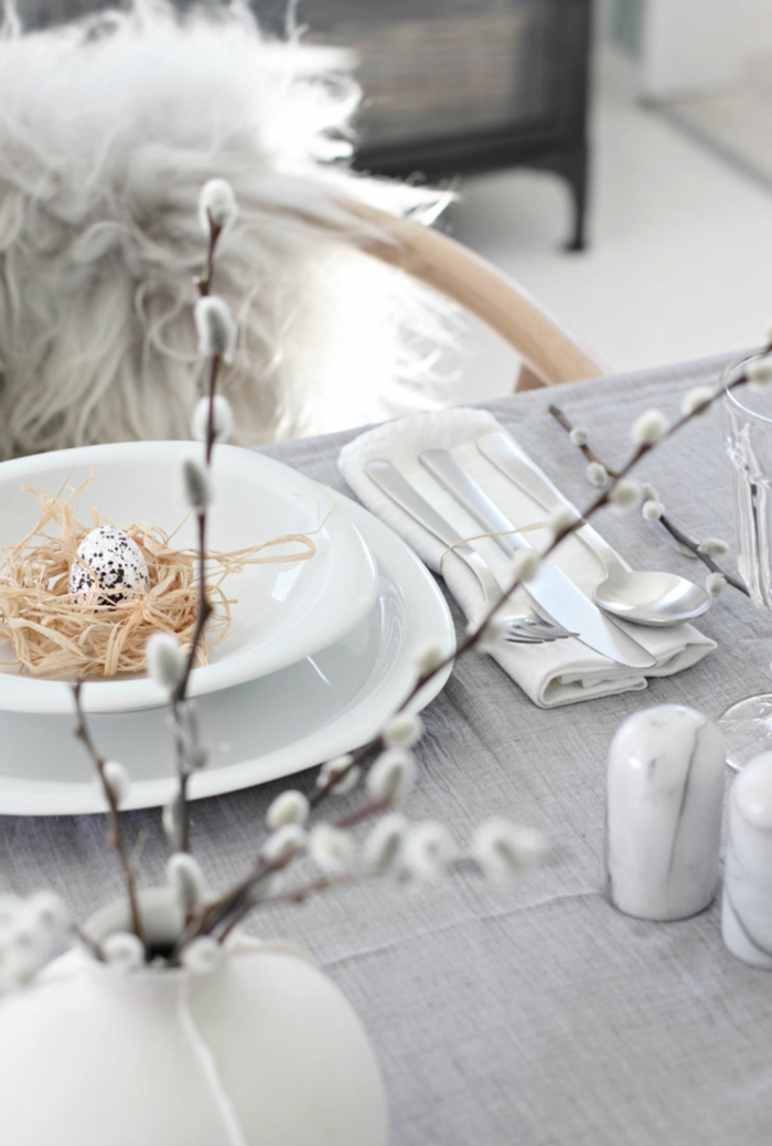 minimalistsche tischdeko zu ostern, pinterest osterdeko, graue Tischdeke, Vase mit Kätzchen Blume, Schale mit künstlichem Heu und kleinem Ei