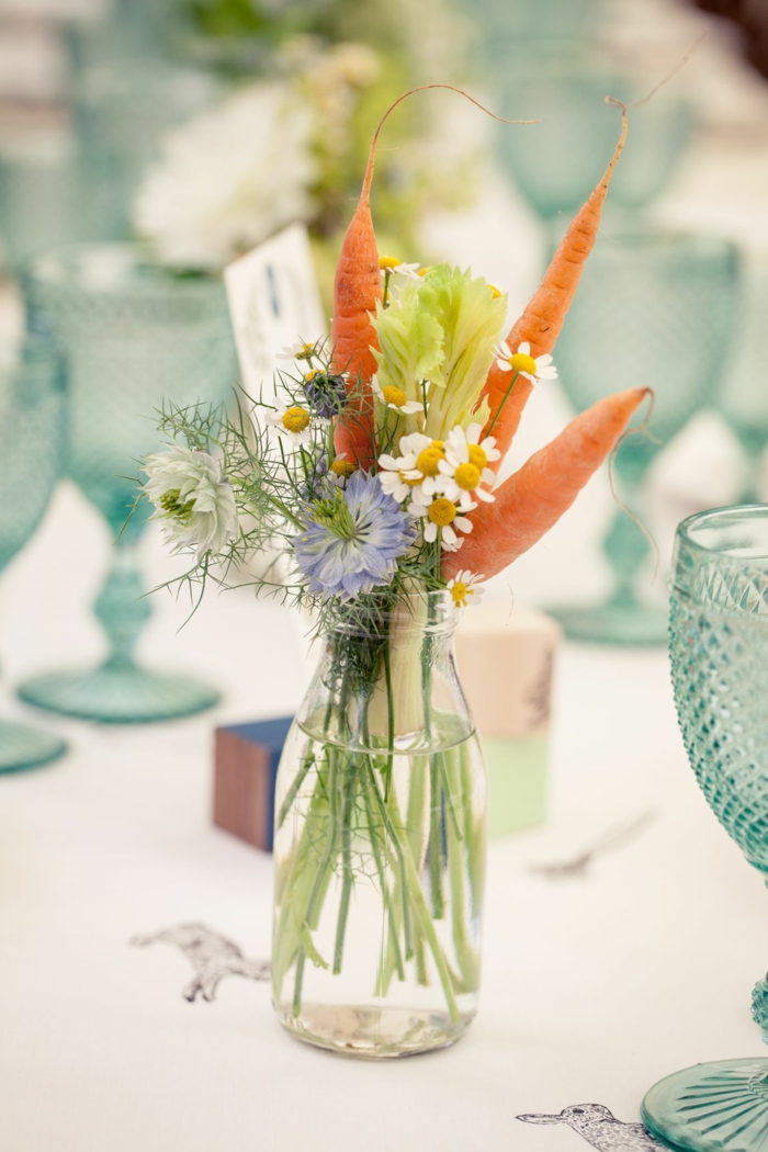 Originelle Frühlingsdeko aus Naturmaterialien selber machen für den Tisch, Vasen mit Blumen und Möhren, Ostern 2020
