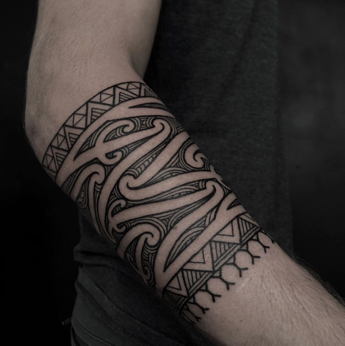tribal tattoo arm, blackwork tätowierung am unterarm, band mit geoemtrischen motiven