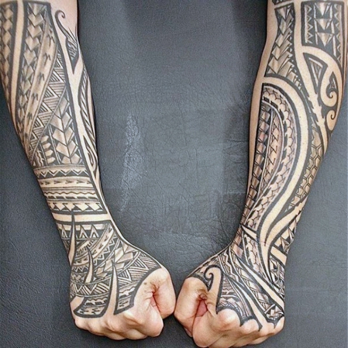 tribal tattoo arm, geometrische motive, tätowierungen für männer, sleeve in schwarz und grau