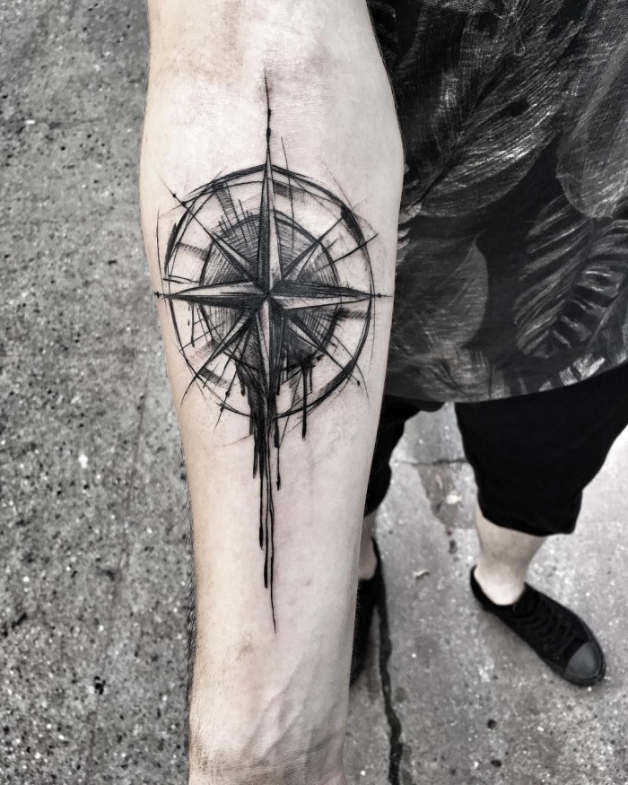 unterarm tattoo mann, tätowierung mit kompass als motiv, blackwork design