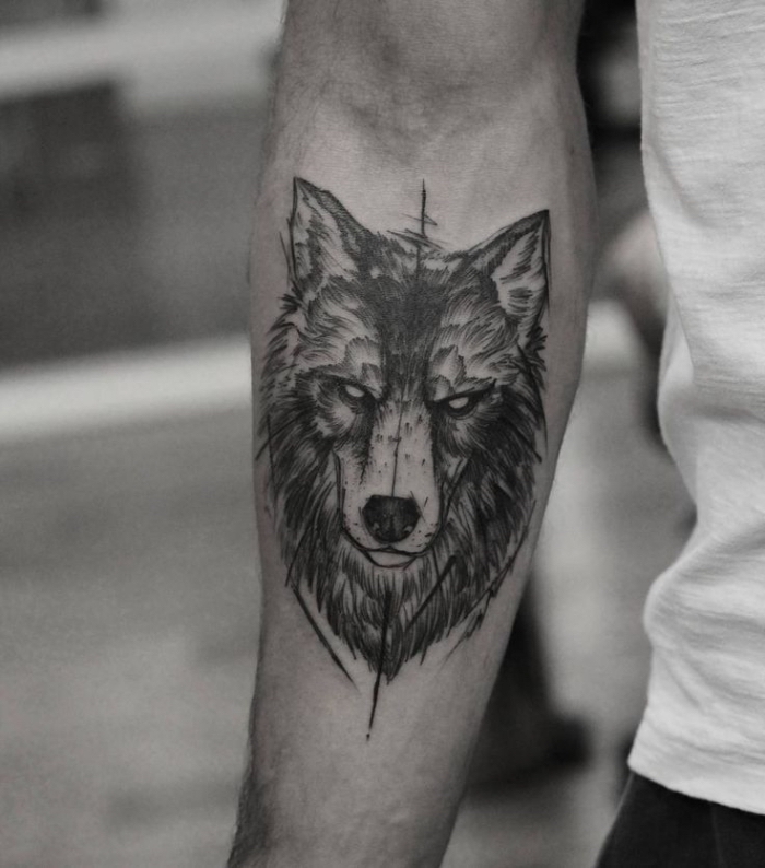 unterarm tattoo mann, wolf tätowierung am unterarm, wolfkopf in schwarz und grau, realitisch