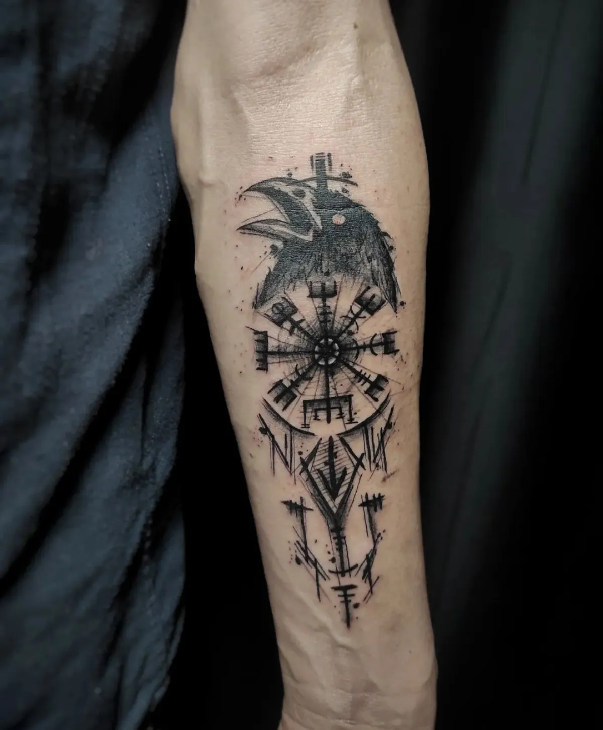 unterarm tattoo vegvisir kompass mit rabe