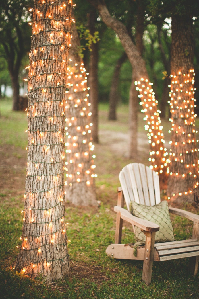 Lichterketten umwickelt um viele Bäume, gemütlicher Liegestuhl, Gartendeko selbstgemacht, romantische Einrichtung Garten