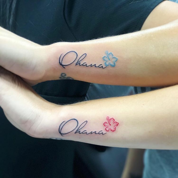 ohana tattoo designs, de bestne motive für geschwister tätowierungen, rosa und blaue blüte, spruch