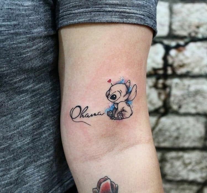 ohana tattoo am arm, kleine tätowierung, symbol für familie und zusammenhalt