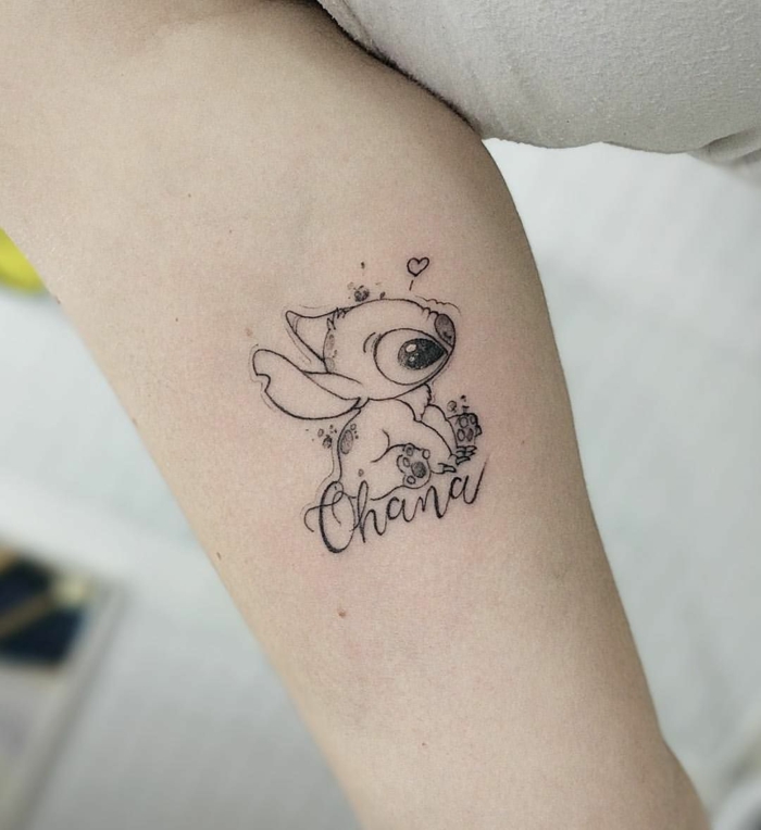 ohana tattoo am arm, kleine tätowierung in schwarz und grau, motive für frauen