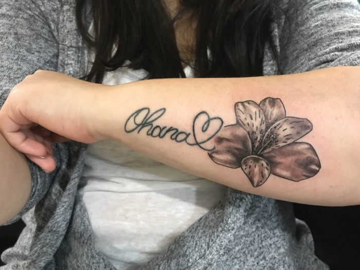 ohana tattoo in schwarz und grau, große blüte, hibiskusblume in kombination mit herzen