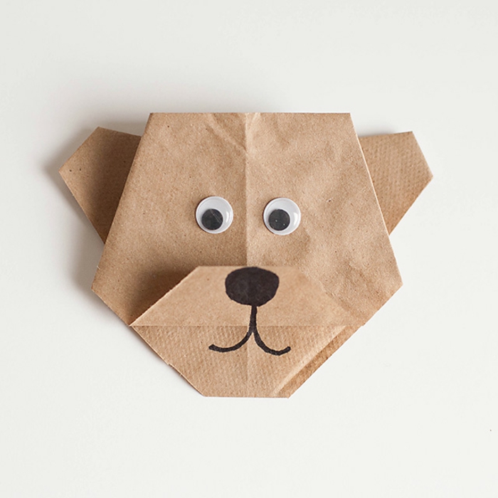 Bär aus Serviette falten mit gemalte Nase und Augem, Origami für Kinder, DIY Anleitung
