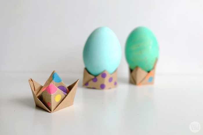 Osterdekoration selbst machne, zwei blauliche Eier in einem Eierständer aus Papier, Origami falten Anleitung