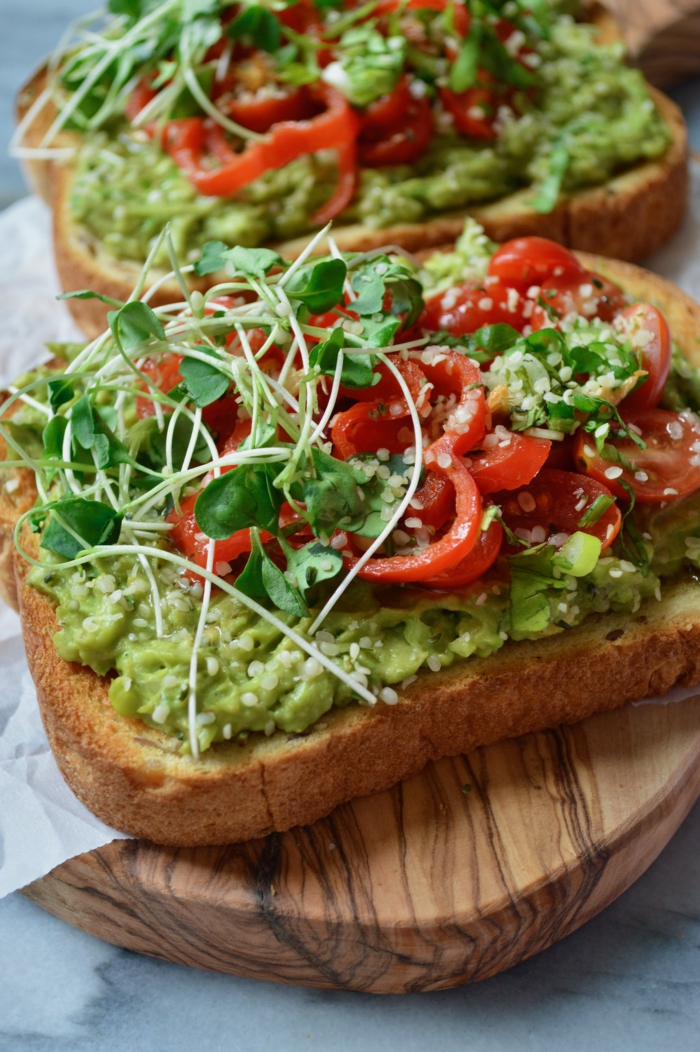 leckerer gesunder Avocado Toast mit Tomaten und Sesamsamen und Koriander, vegane Rezepte für Anfänger, 