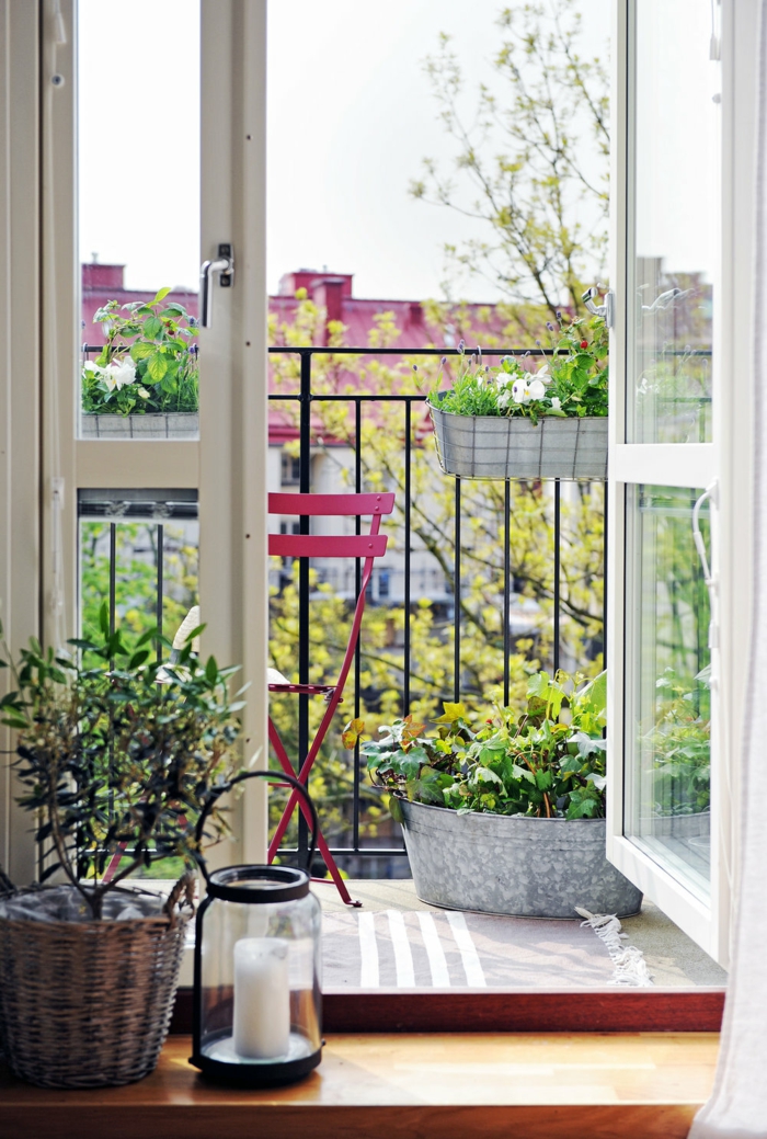 Ikea Outdoor, kleinen Balkon modern einrichten, klappbarer Stuhl in pink, viele grüne Pflanzen, große Laterne