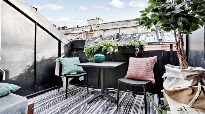 Dachterrasse Design Modern, Deko für Balkon und Terrasse, großer schwarz weißer Teppich, schöner Deko Baum