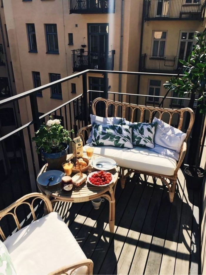Frühstuck auf der Terrasse, kleiner zweiplätzer Sofa mit weißen Kissen, Möbel für kleinen Balkon, 