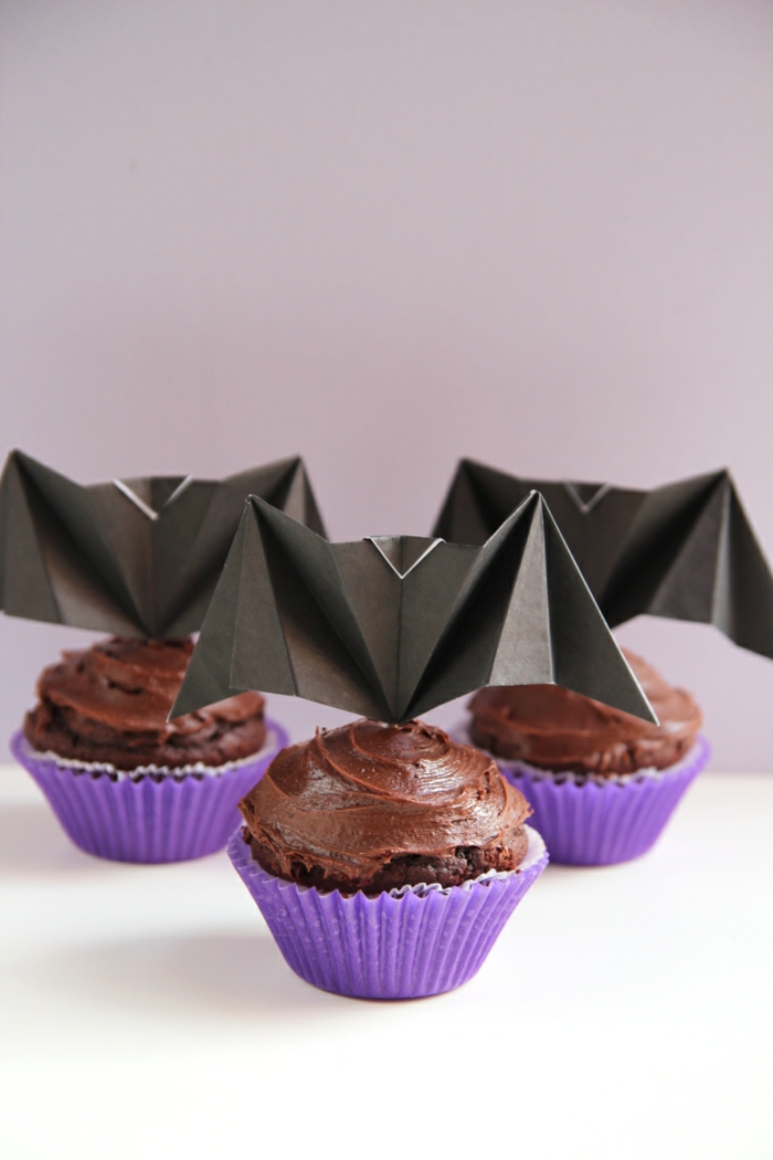 Dekoration für Cupcakes mit Schokoladen Glasur, Fledermäuse aus Papier basteln, Origami für Kinder